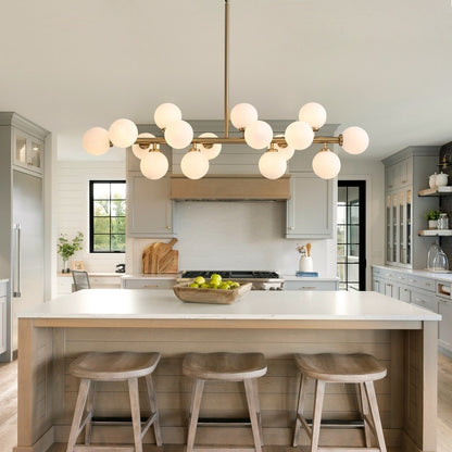 Luminaire linéaire à suspension Sputnik à 16 lumières, style moderne du milieu du siècle, en laiton doré, 40 po, avec globe en verre dépoli pour salle à manger