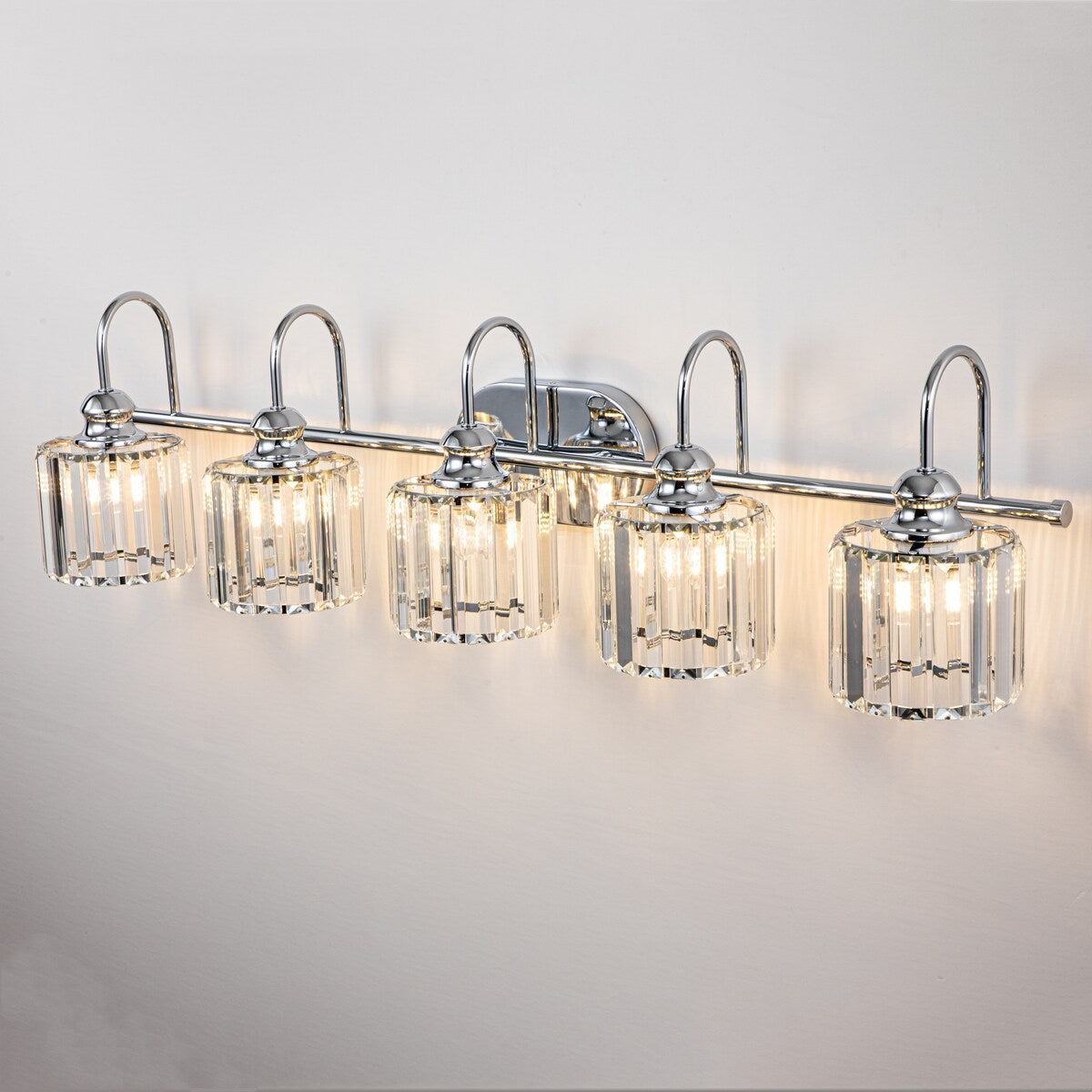 Ensemble de 5 luminaires linéaires à intensité variable pour salle de bain, style glamour, avec abat-jour en cristal cylindrique.