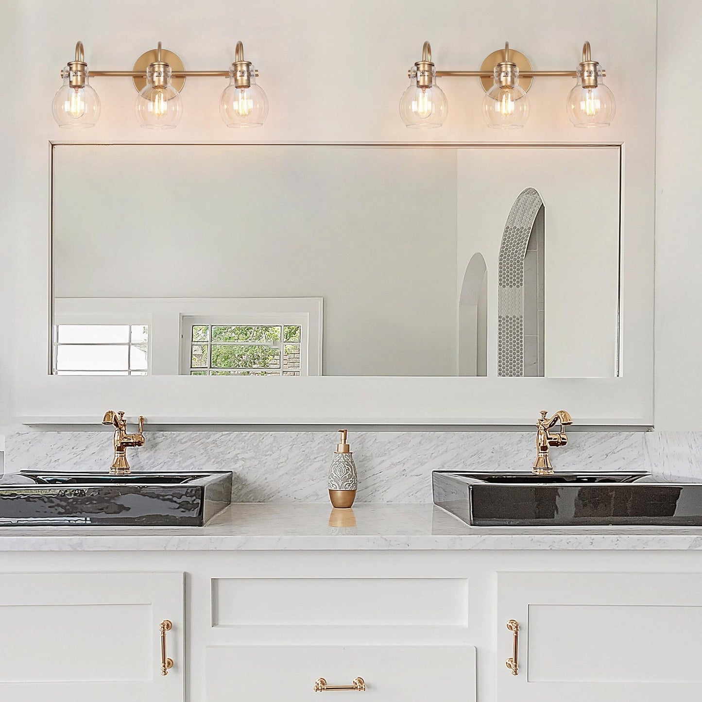 Applique murale moderne dorée à 3 lumières pour salle de bain, avec globe en verre.