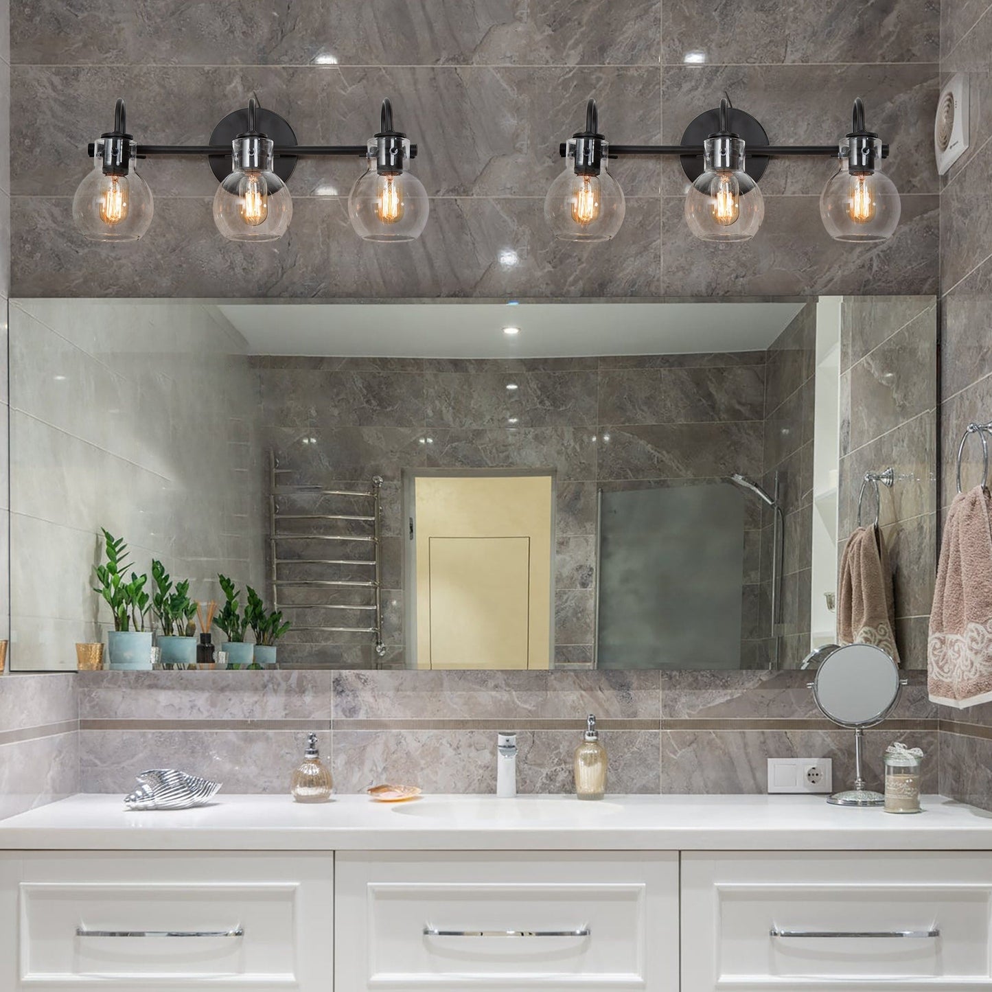 Applique murale moderne dorée à 3 lumières pour salle de bain, avec globe en verre.