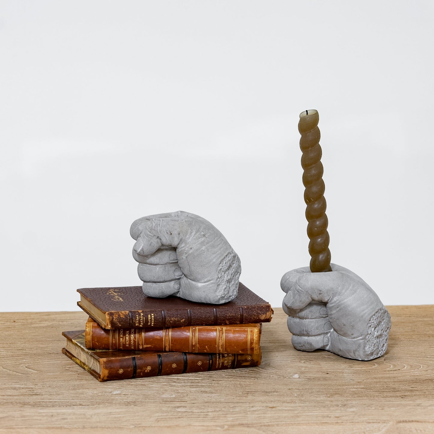 Porte-bougie en forme de main symbolisant la force.