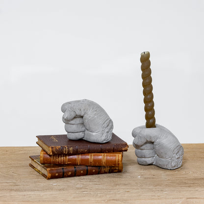 Porte-bougie en forme de main symbolisant la force.