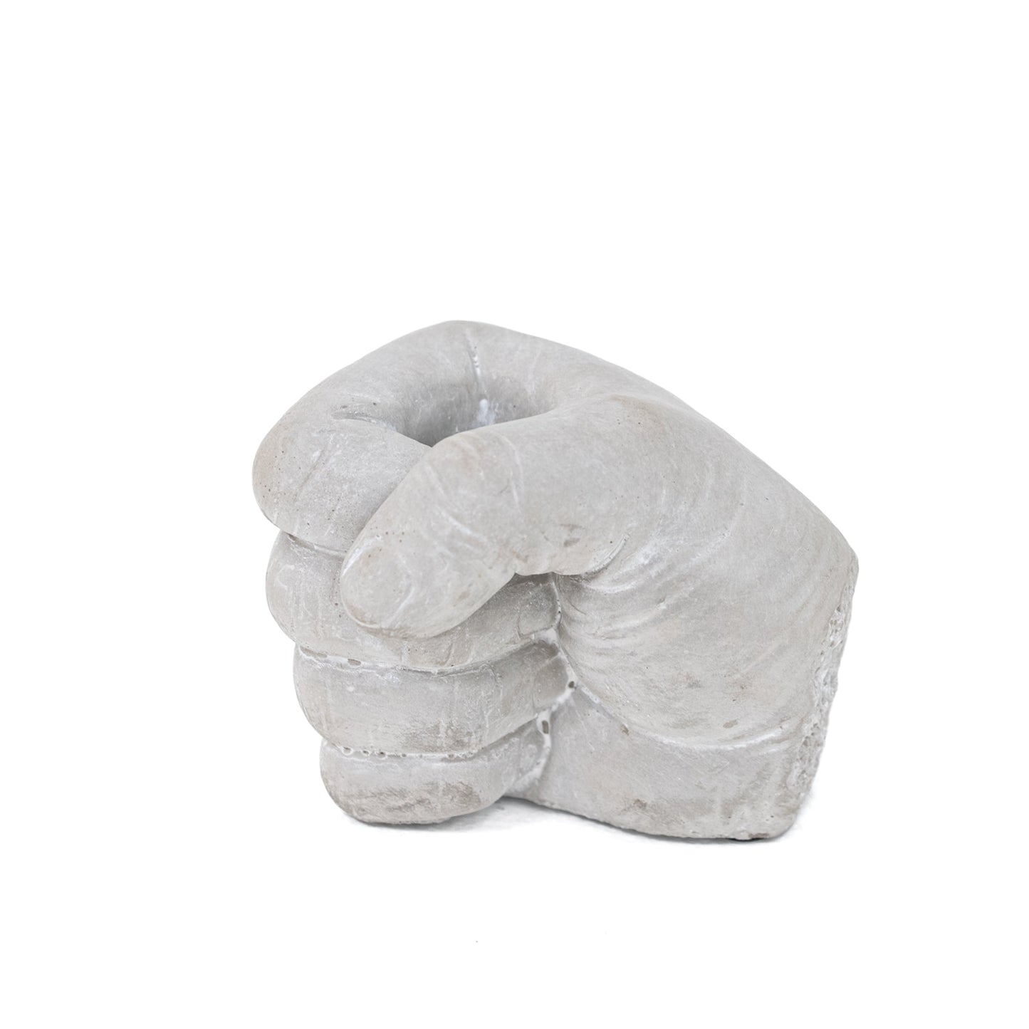 Porte-bougie en forme de main symbolisant la force.