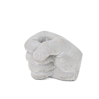 Porte-bougie en forme de main symbolisant la force.