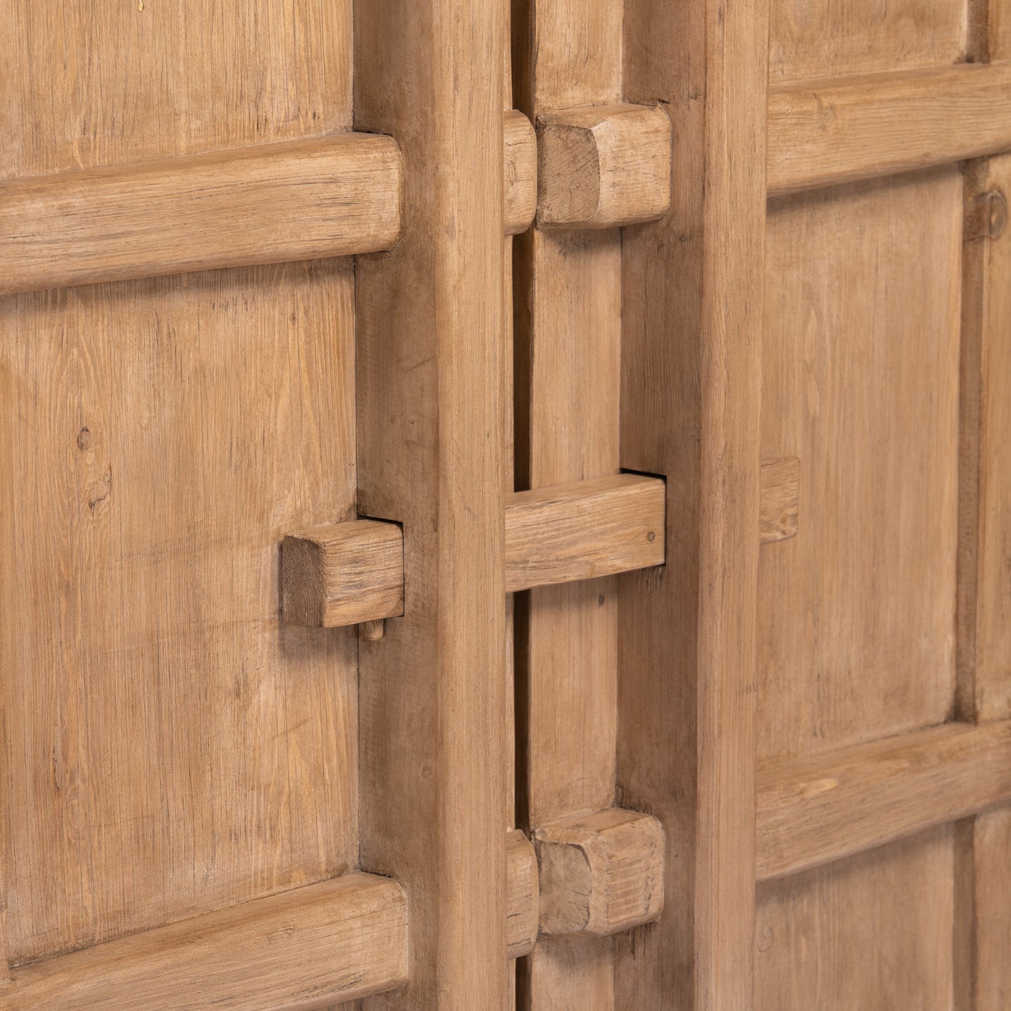 Armoire à quatre portes à pignon