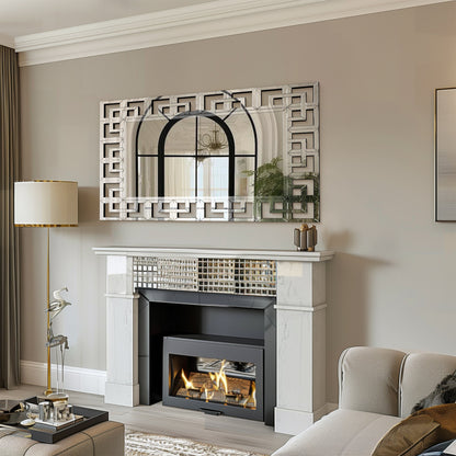 Grand miroir décoratif mural avec cadre géométrique argenté.