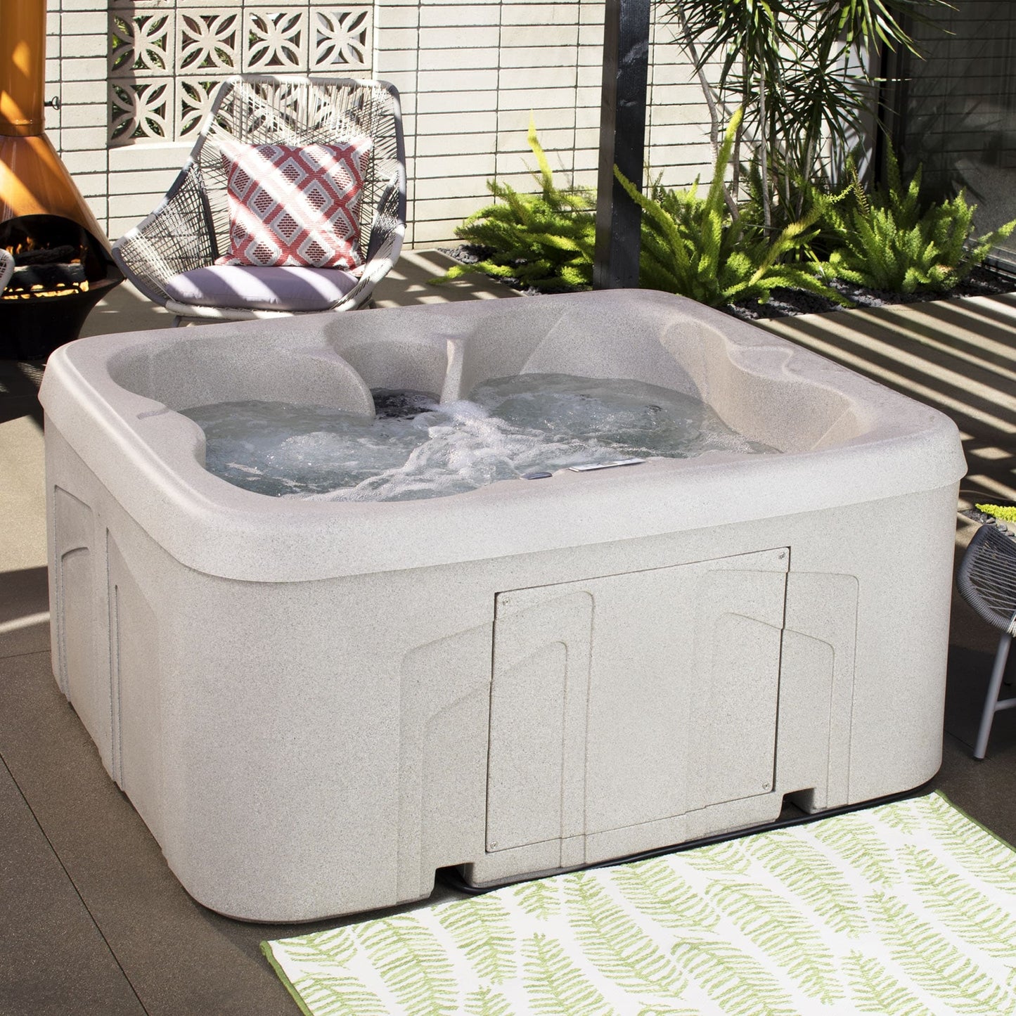 Spa Lifesmart LS100 4 places, 13 jets, 110v, prêt à brancher, avec éclairage LED sous-marin.