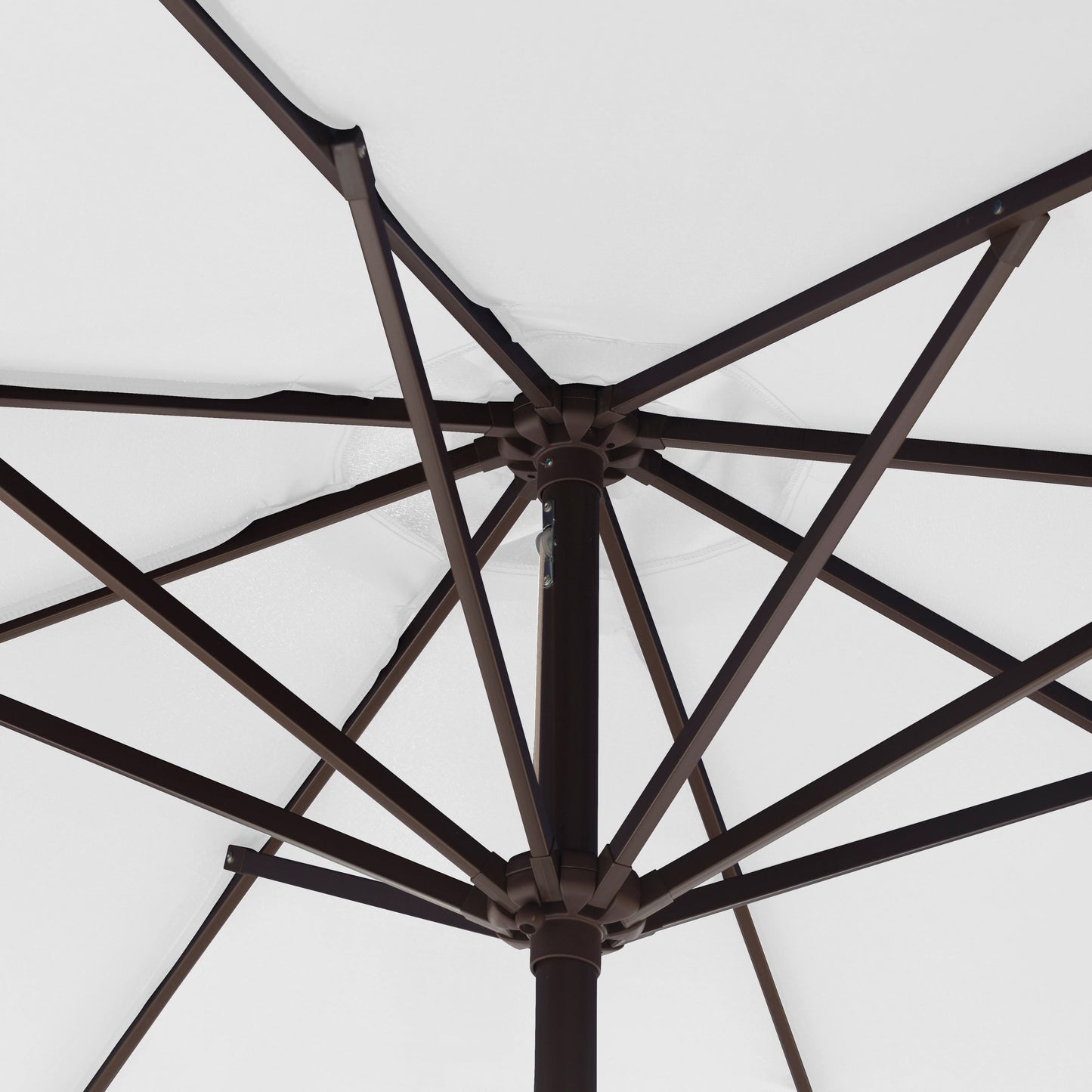 Parasol de terrasse Lopes de 2,7 m avec pied à poids à finition bronze inclus.