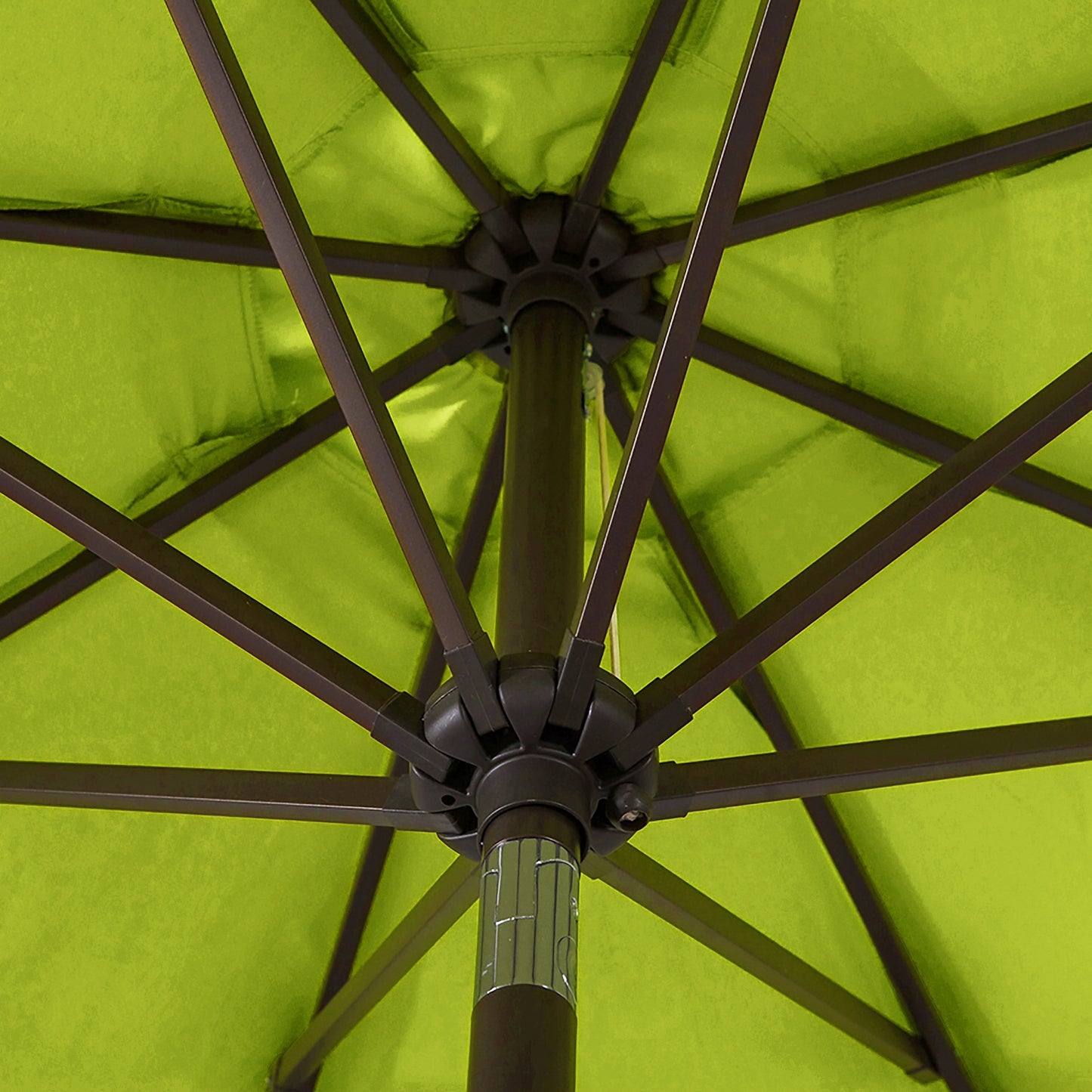 Parasol de terrasse Lopes de 2,7 m avec pied à poids à finition bronze inclus.