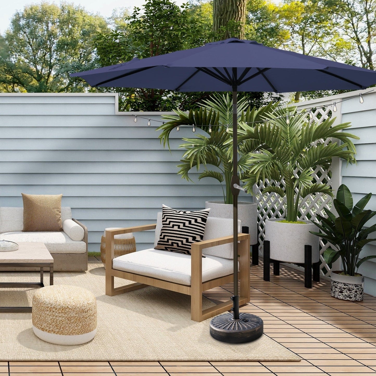 Parasol de terrasse Lopes de 2,7 m avec pied à poids à finition bronze inclus.