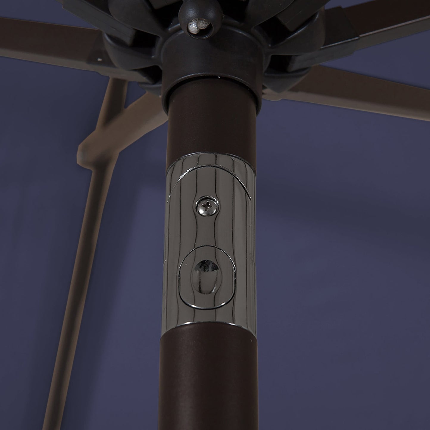 Parasol de terrasse Lopes de 2,7 m avec pied à poids à finition bronze inclus.