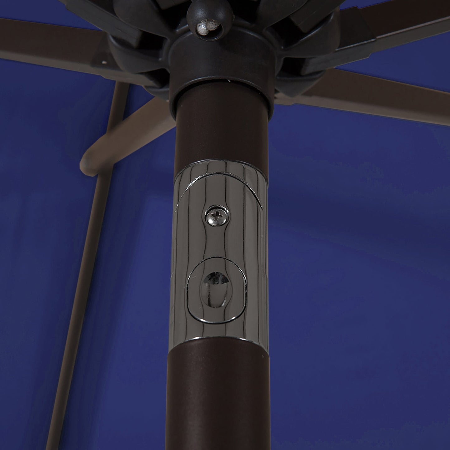 Parasol de terrasse Lopes de 2,7 m avec pied à poids à finition bronze inclus.