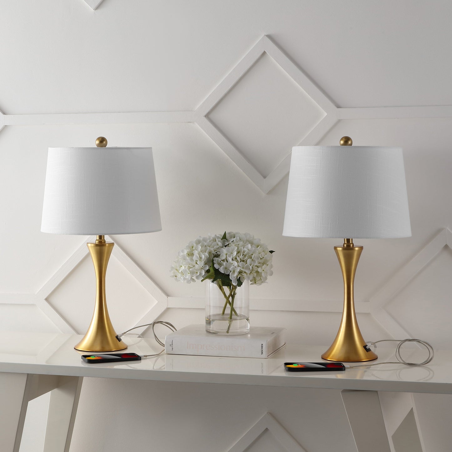 Makena 22.75 Lampe de table moderne et élégante en forme de sablier en fer avec port de charge USB, (lot de 2) par JONATHAN Y