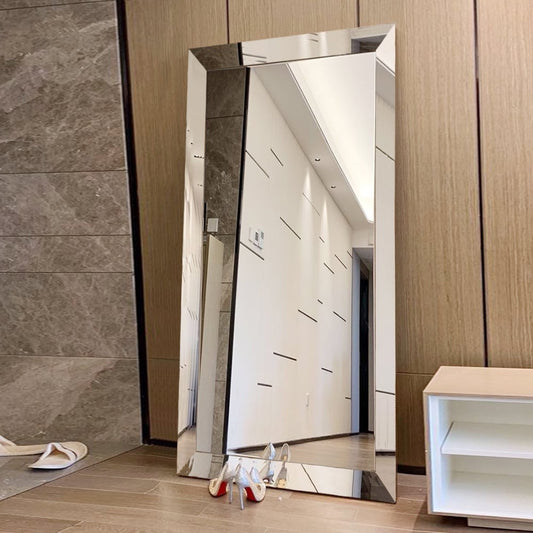 Miroir mural argenté à longueur corporelle, biseauté, réfléchissant et au design métallique élégant.
