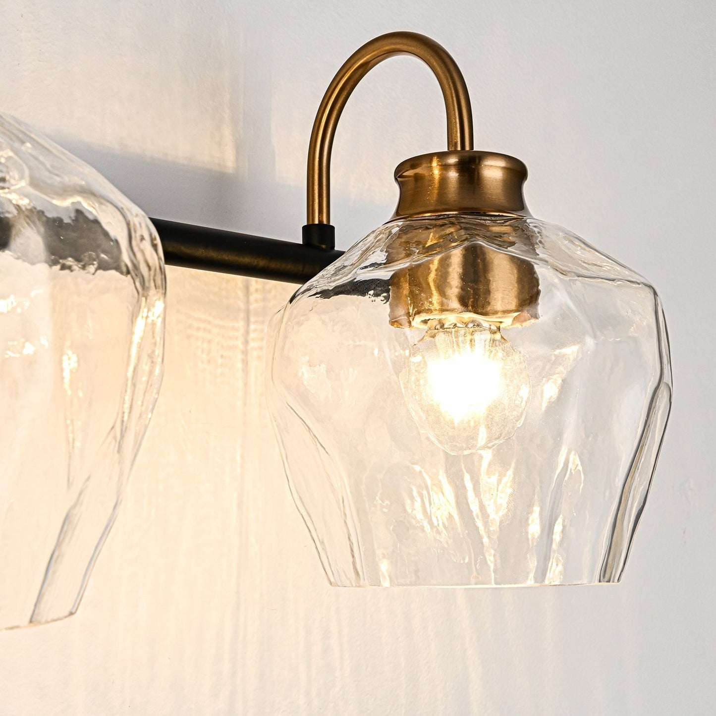 Appliques murales de salle de bain modernes à 3/4 lumières, à intensité variable, avec abat-jour en verre.