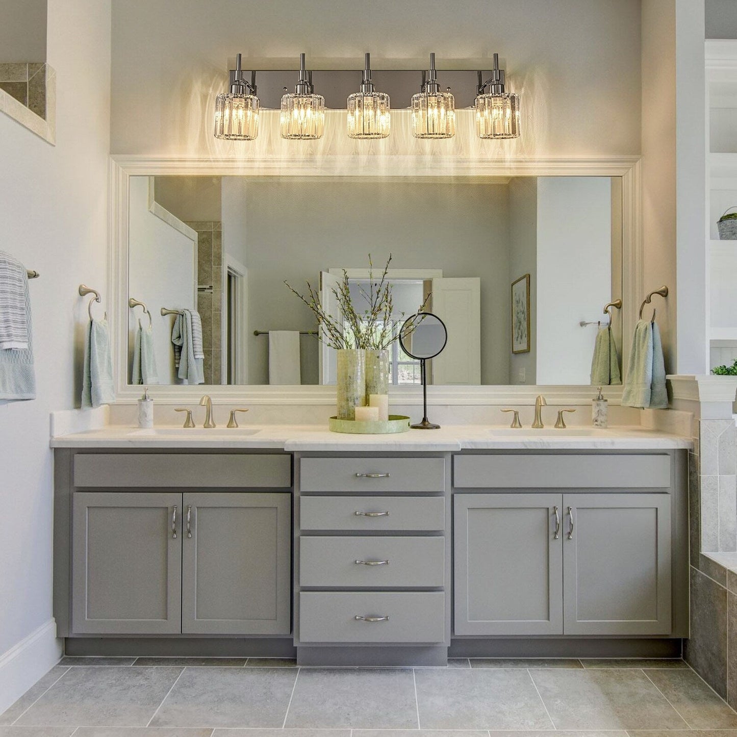 Appliques murales de salle de bain à cristaux, modernes, à intensité variable, avec abat-jours en cristal.