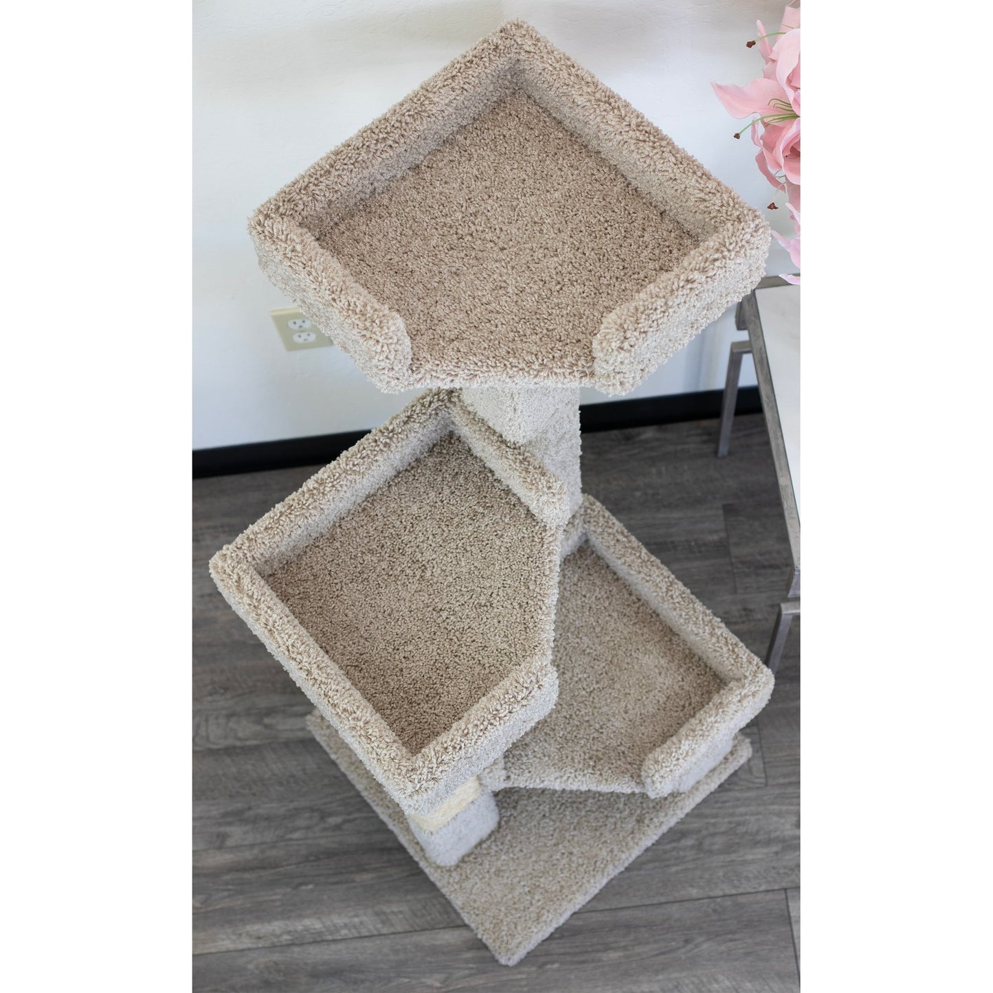 Nouvel arbre à chat 3 niveaux en bois massif et recouvert de moquette.