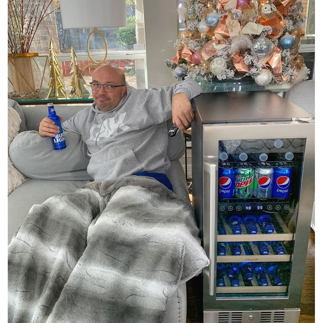 Réfrigérateur à vin et à boissons encastrable NewAir SplitShelf pour 9 bouteilles de vin et 48 canettes, en acier inoxydable.