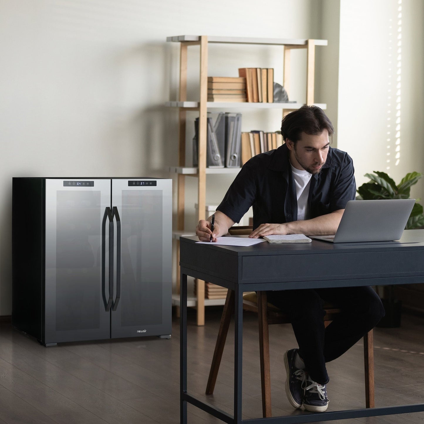 Réfrigérateur à vin et boissons Newair, 18 bouteilles et 59 canettes, double zone de température, autonome, contrôle numérique de la température