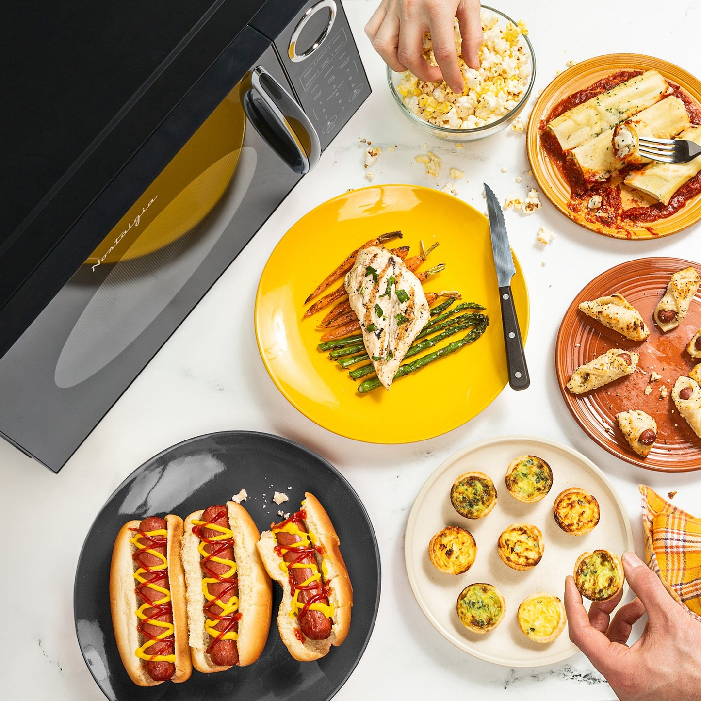 Four à micro-ondes de comptoir rétro Nostalgia de 0,9 pieds cubes