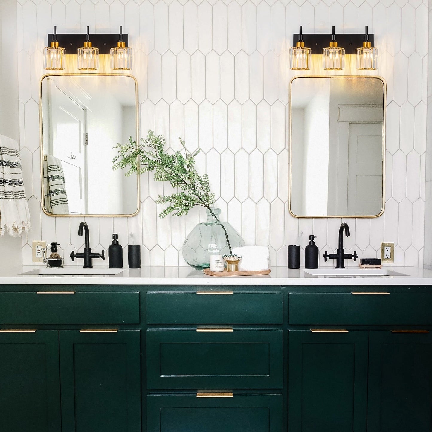 Appliques murales de salle de bain à cristaux, modernes, à intensité variable, avec abat-jours en cristal.