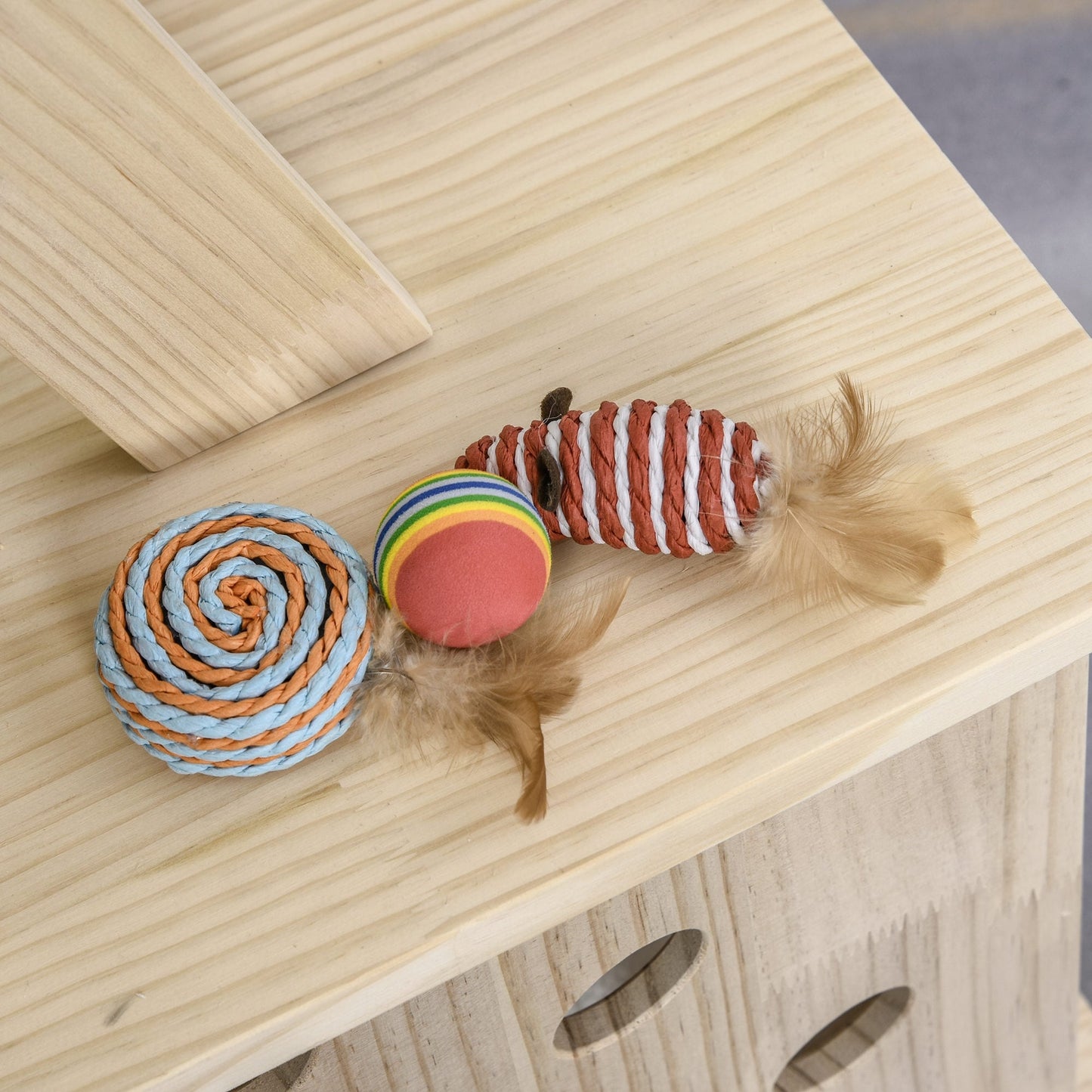 PawHut Arbre à chat multi-niveaux avec poteau à gratter recouvert de sisal, activités pour les chatons et coussin moelleux luxueux