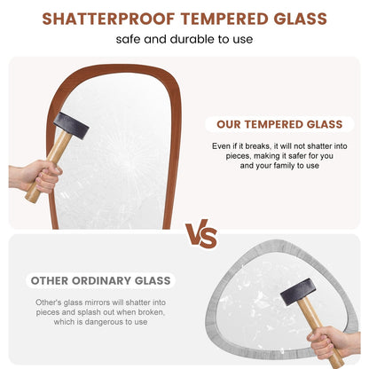 Miroir mural asymétrique en forme de galet avec cadre en pin.