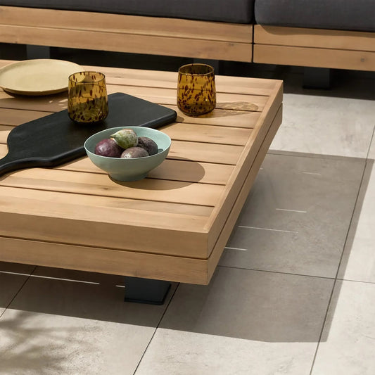 Ensemble d'assises d'extérieur/de patio modulaire d'angle Celenza 98 de Poly &amp; Bark avec table basse