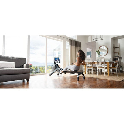 ProForm 750R ; rameur avec écran de 5 pouces, porte-tablette intégré et conception compacte.