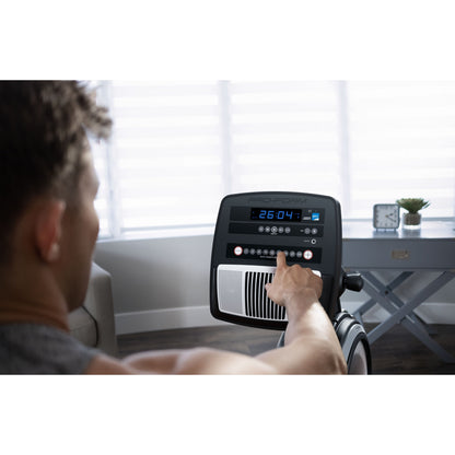 ProForm 750R ; rameur avec écran de 5 pouces, porte-tablette intégré et conception compacte.