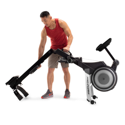 ProForm 750R ; rameur avec écran de 5 pouces, porte-tablette intégré et conception compacte.