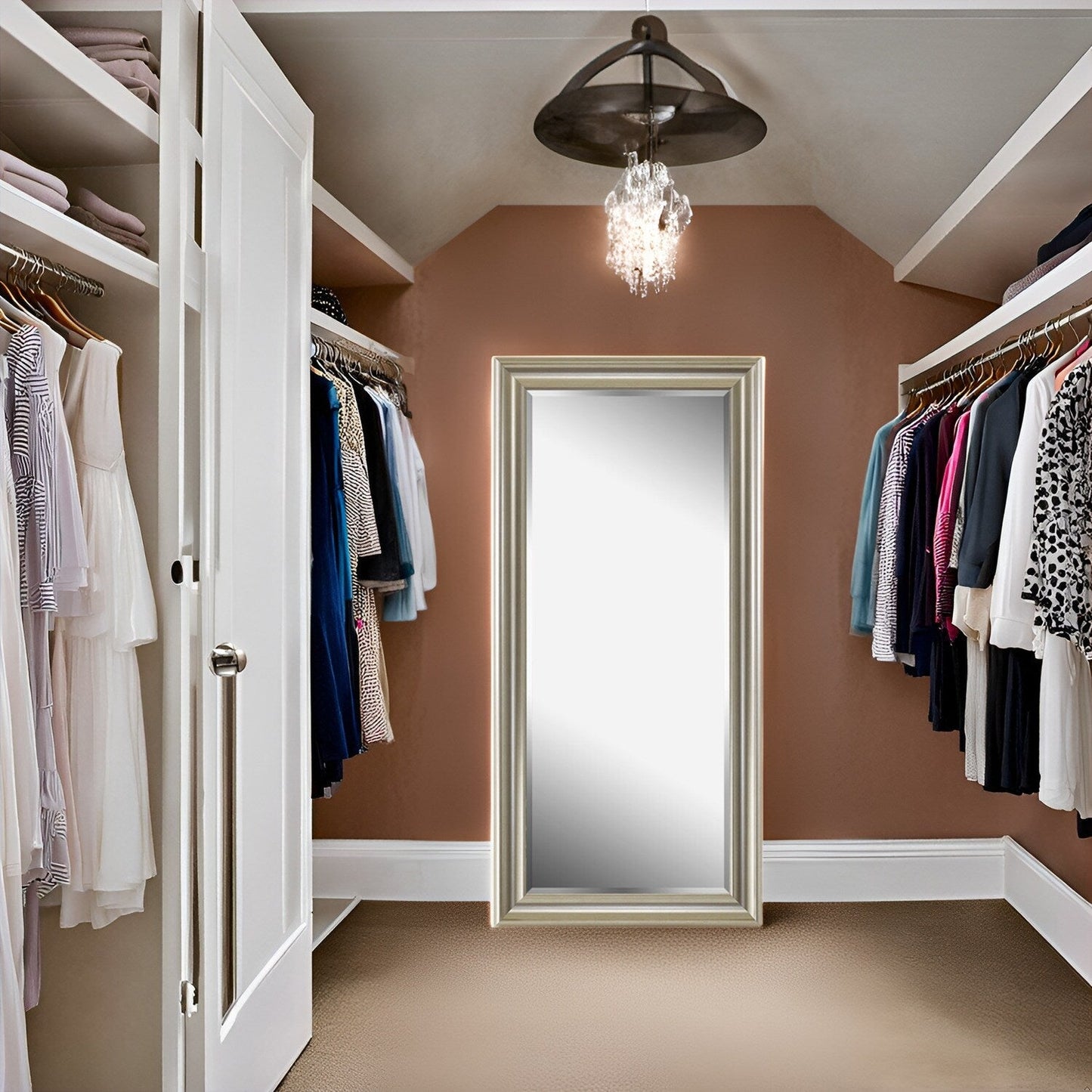 Grand miroir, miroir pleine taille, miroir rectangulaire mural suspendu avec cadre en faux bois lisse.