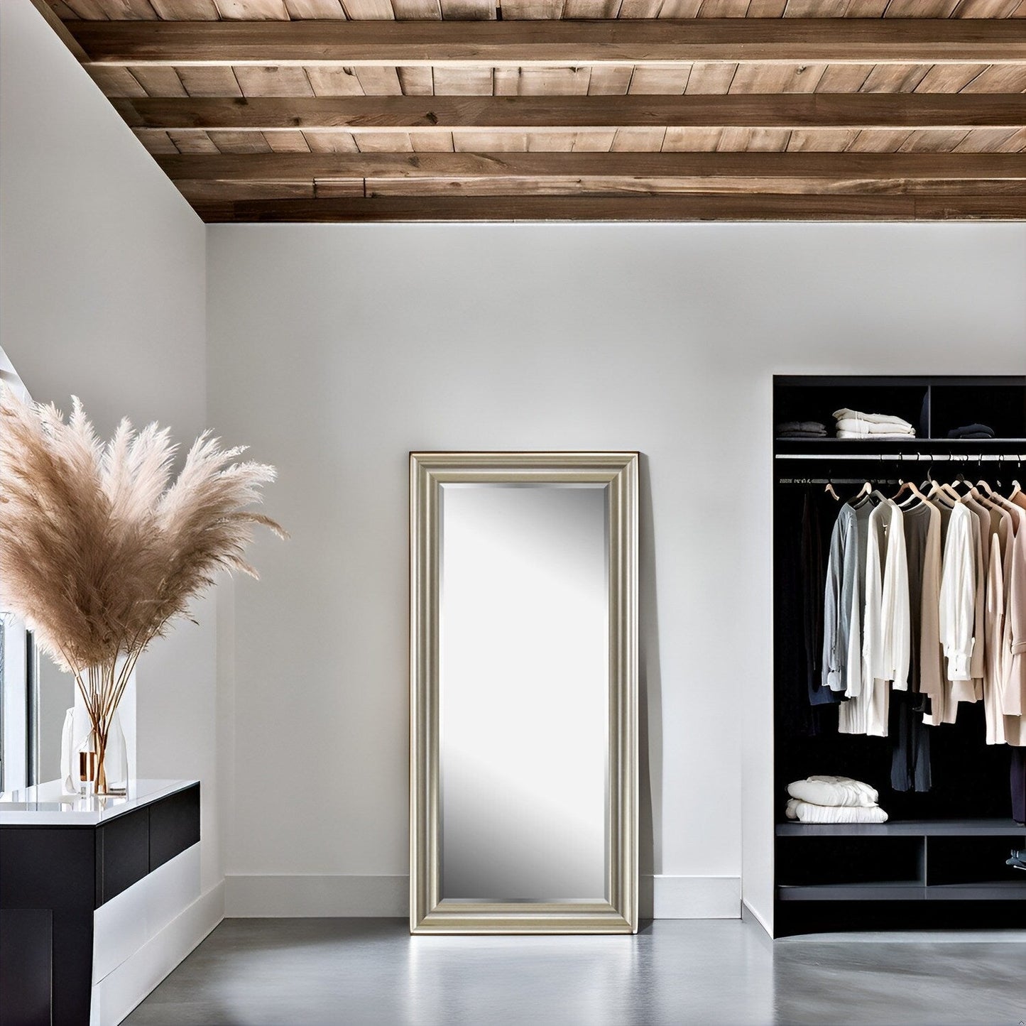 Grand miroir, miroir pleine taille, miroir rectangulaire mural suspendu avec cadre en faux bois lisse.