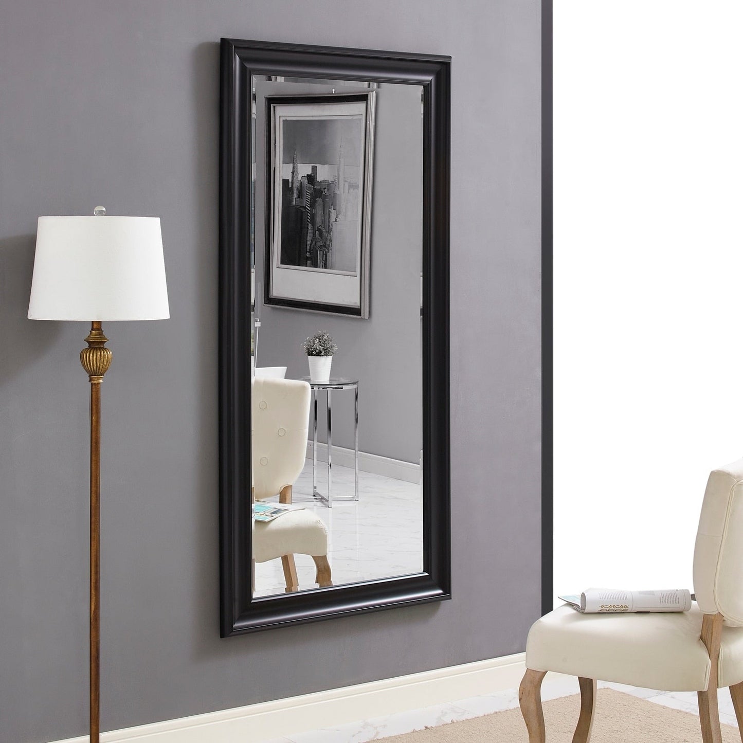 Grand miroir, miroir pleine taille, miroir rectangulaire mural suspendu avec cadre en faux bois lisse.