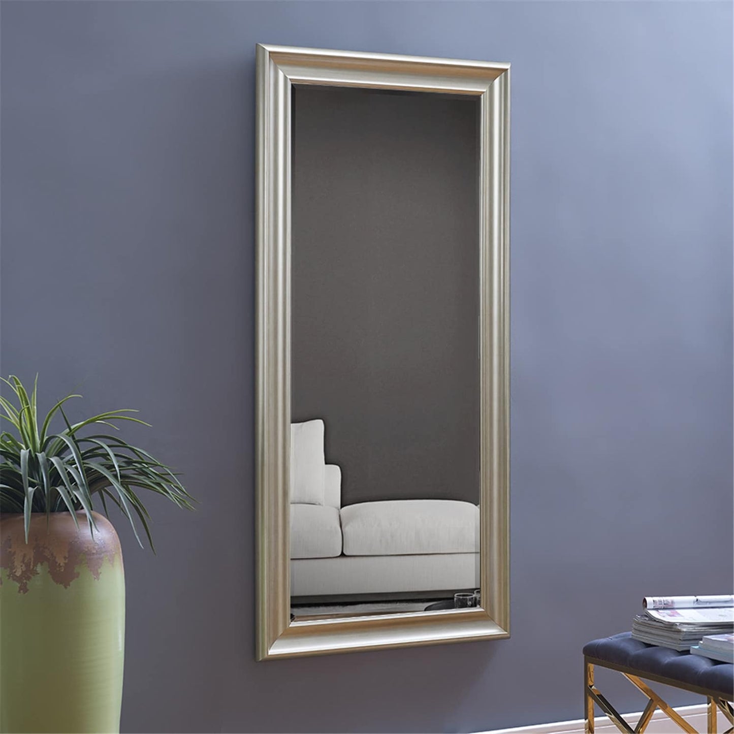Grand miroir, miroir pleine taille, miroir rectangulaire mural suspendu avec cadre en faux bois lisse.