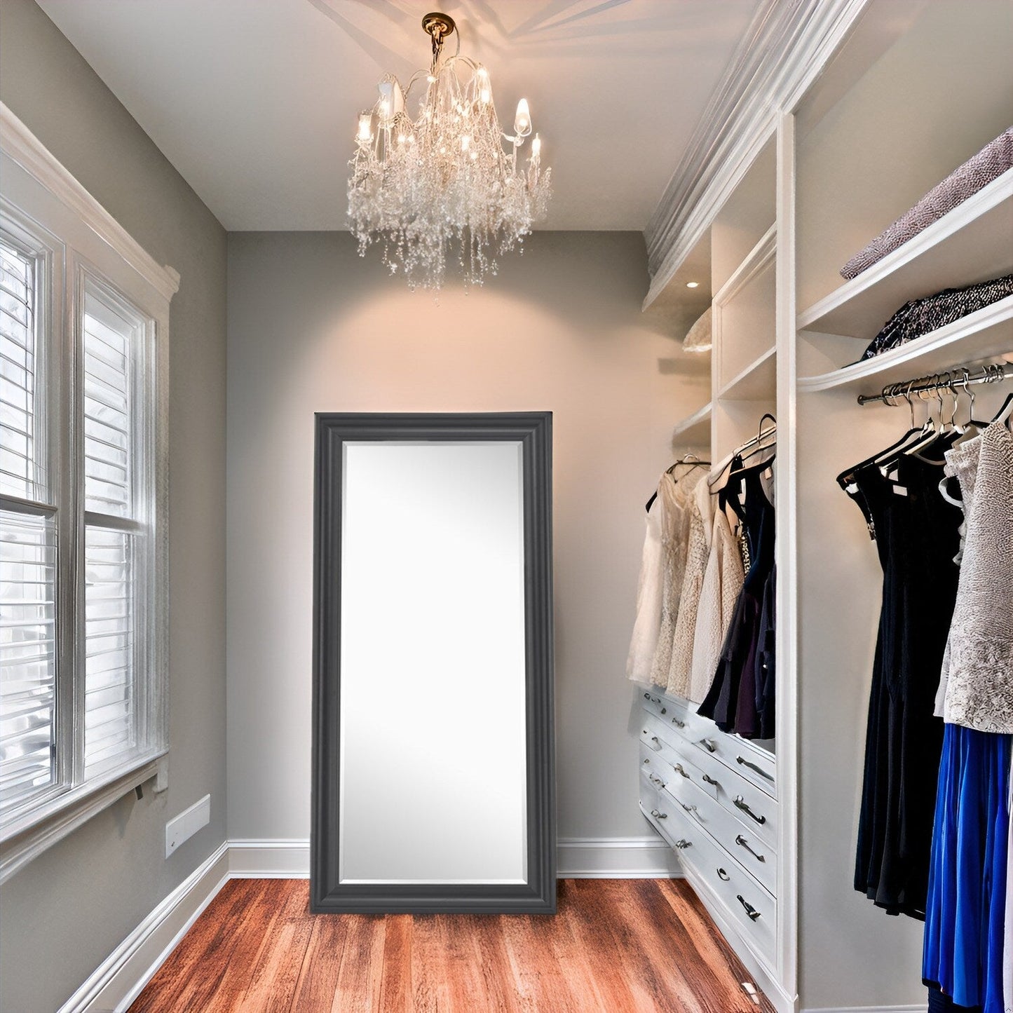 Grand miroir, miroir pleine taille, miroir rectangulaire mural suspendu avec cadre en faux bois lisse.