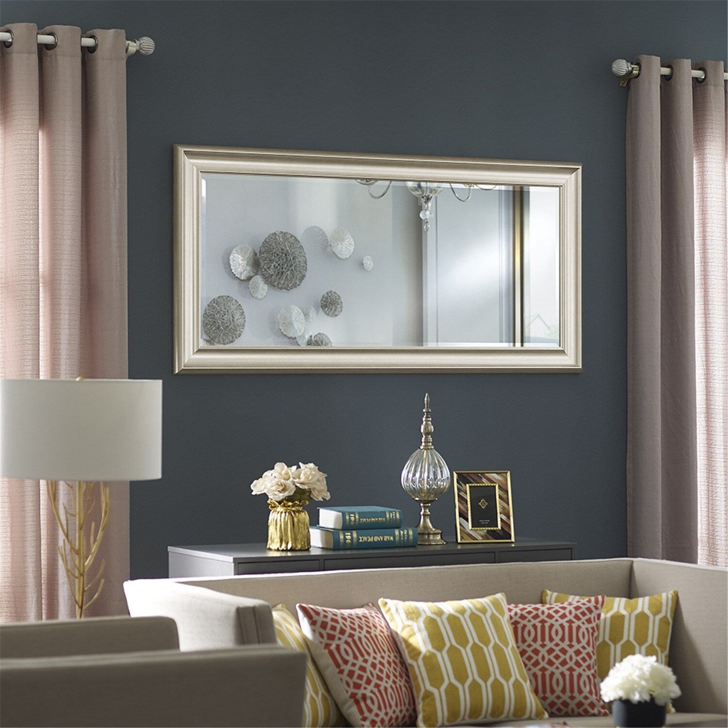 Grand miroir, miroir pleine taille, miroir rectangulaire mural suspendu avec cadre en faux bois lisse.