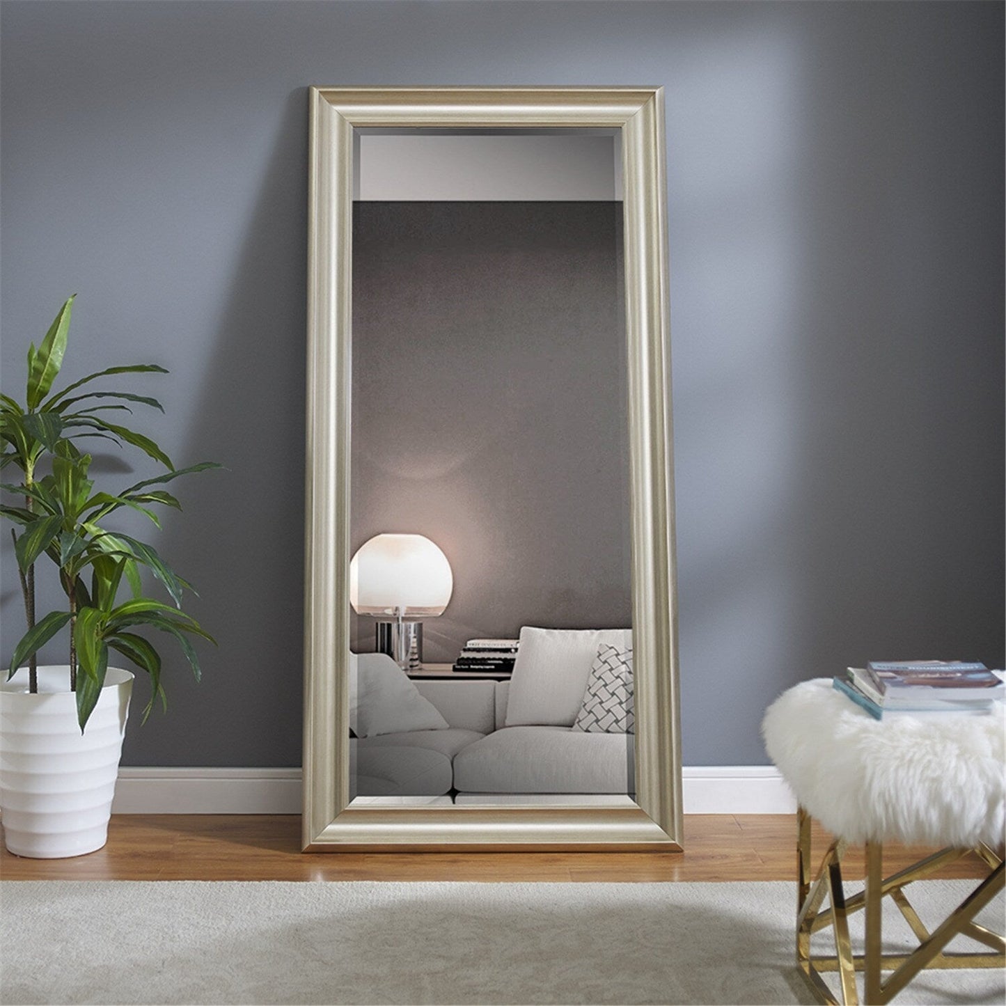 Grand miroir, miroir pleine taille, miroir rectangulaire mural suspendu avec cadre en faux bois lisse.