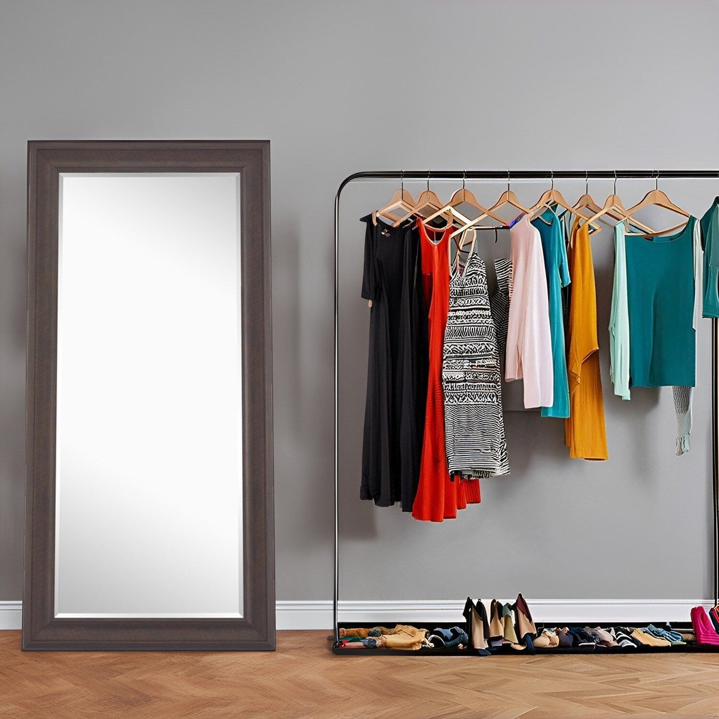 Grand miroir, miroir pleine taille, miroir rectangulaire mural suspendu avec cadre en faux bois lisse.