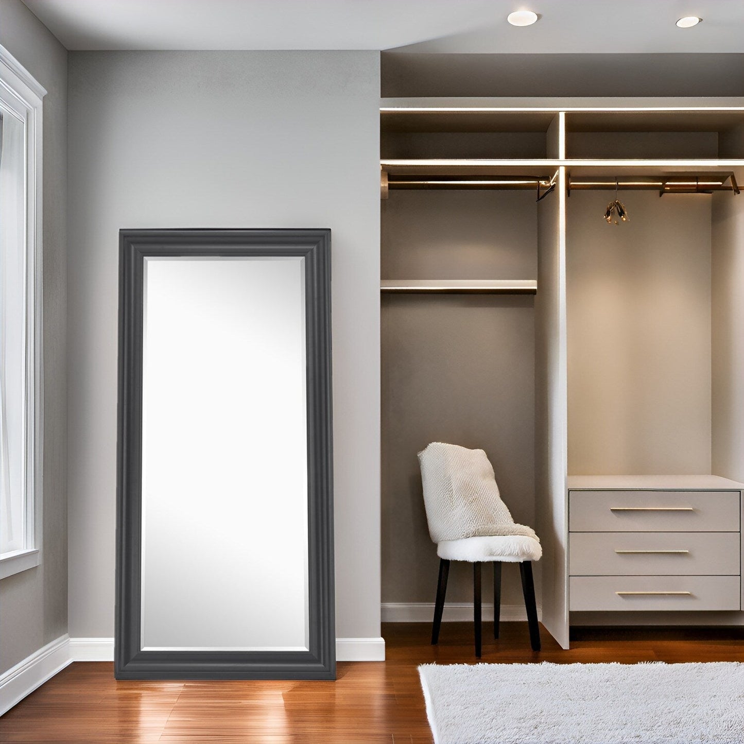 Grand miroir, miroir pleine taille, miroir rectangulaire mural suspendu avec cadre en faux bois lisse.