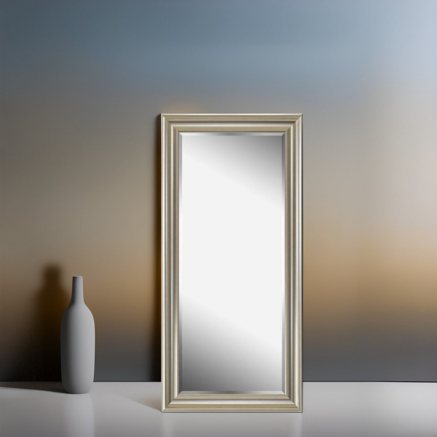 Grand miroir, miroir pleine taille, miroir rectangulaire mural suspendu avec cadre en faux bois lisse.