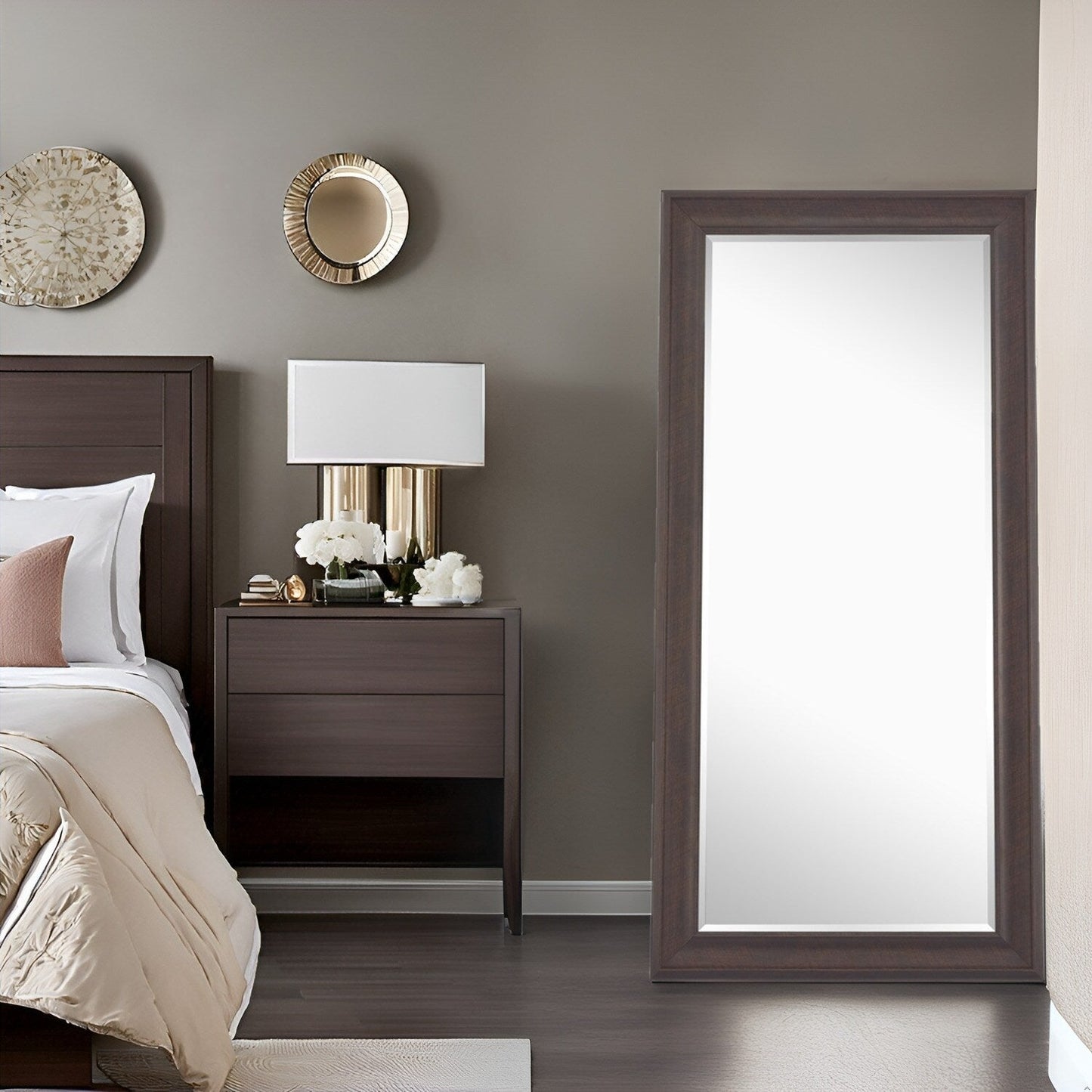 Grand miroir, miroir pleine taille, miroir rectangulaire mural suspendu avec cadre en faux bois lisse.