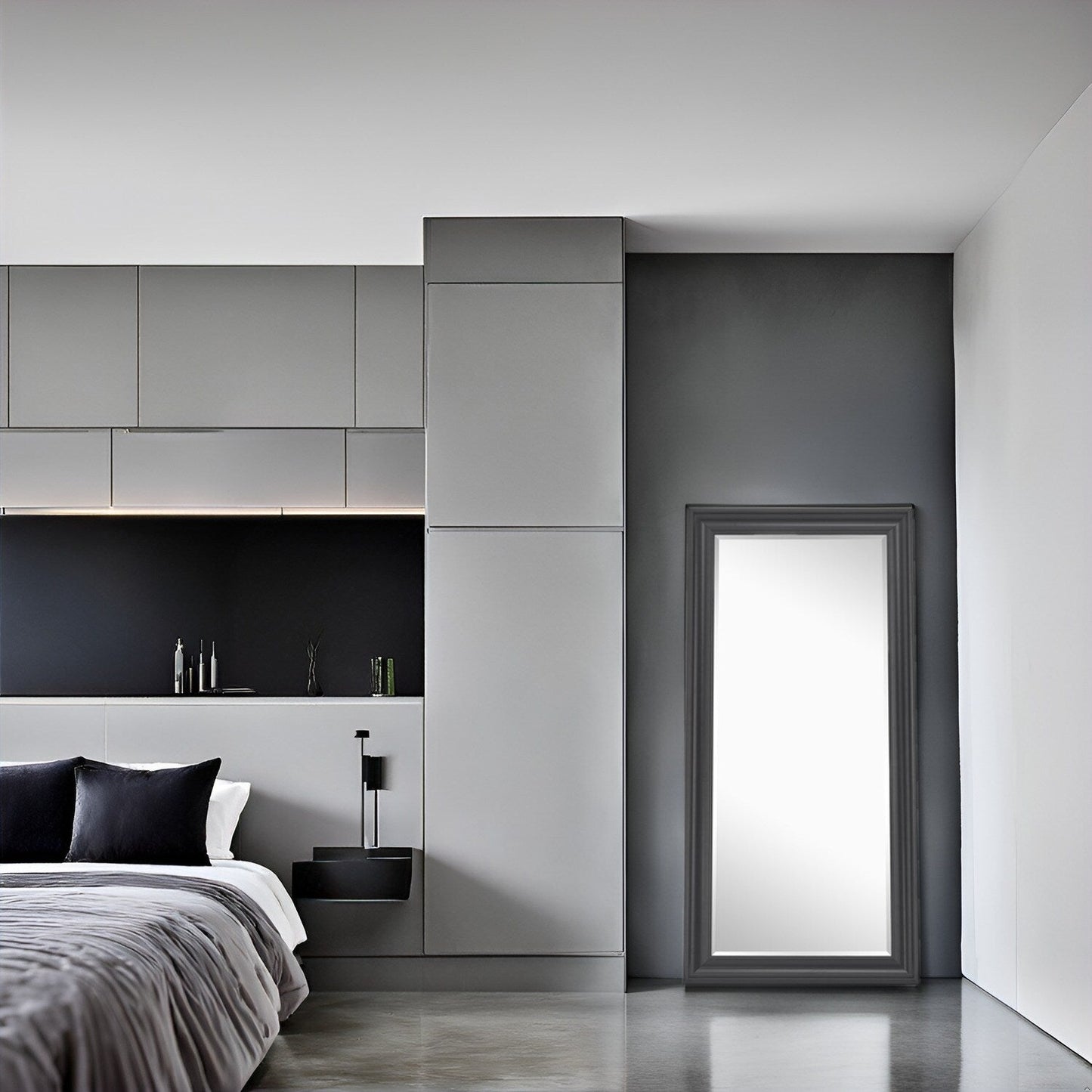 Grand miroir, miroir pleine taille, miroir rectangulaire mural suspendu avec cadre en faux bois lisse.