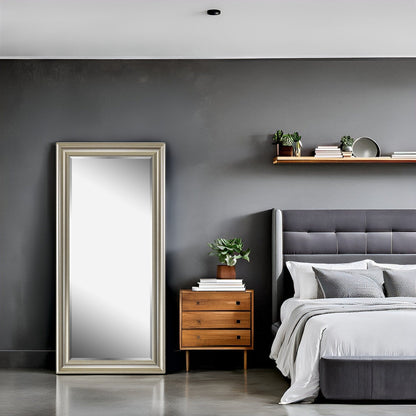 Grand miroir, miroir pleine taille, miroir rectangulaire mural suspendu avec cadre en faux bois lisse.