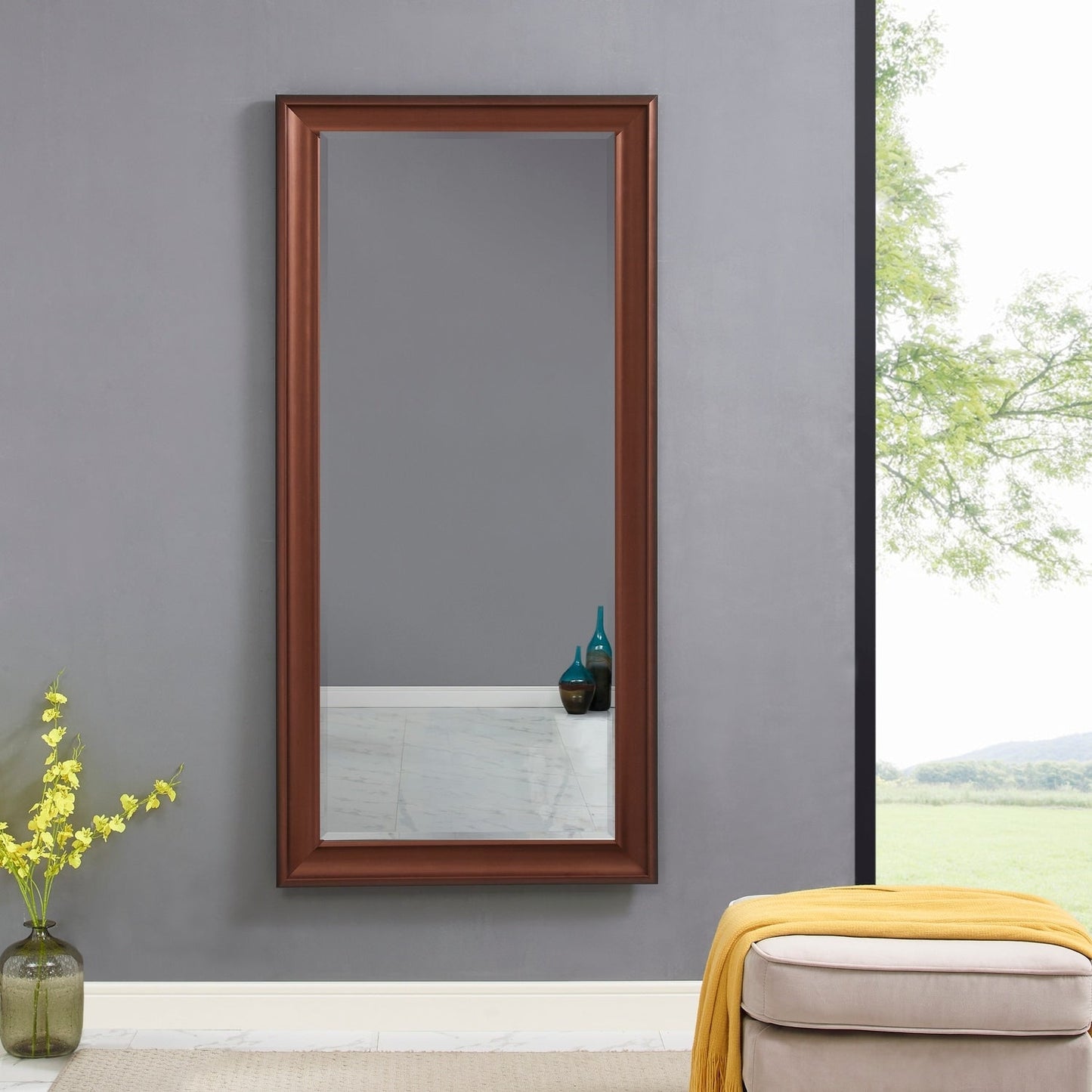 Grand miroir, miroir pleine taille, miroir rectangulaire mural suspendu avec cadre en faux bois lisse.