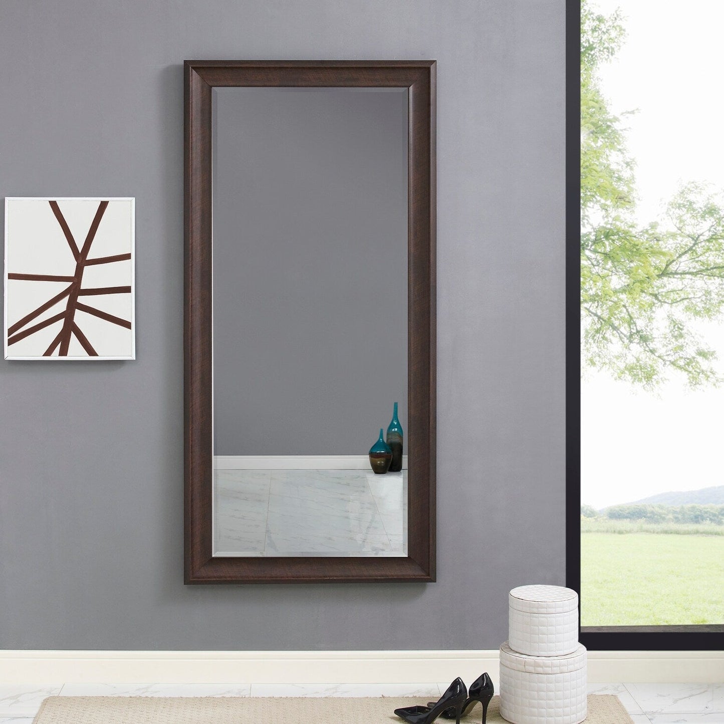 Grand miroir, miroir pleine taille, miroir rectangulaire mural suspendu avec cadre en faux bois lisse.