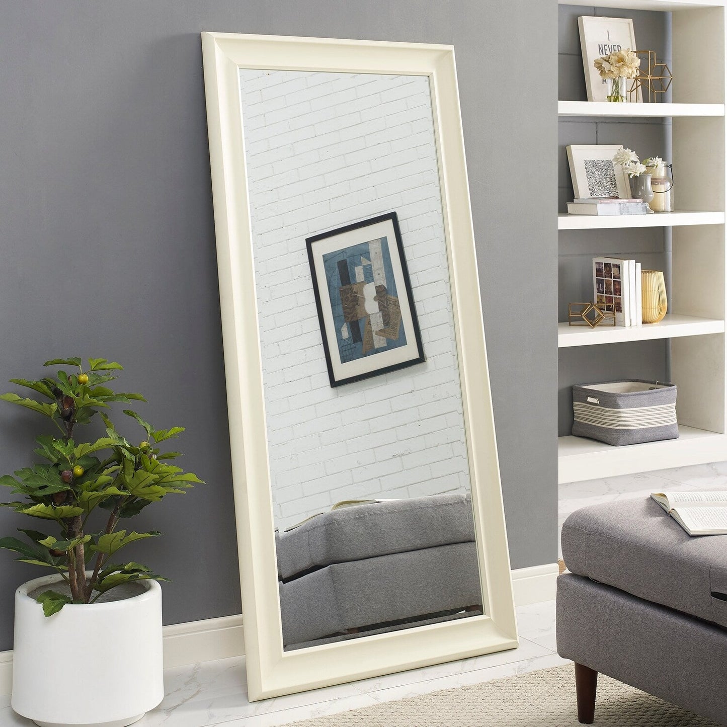 Grand miroir, miroir pleine taille, miroir rectangulaire mural suspendu avec cadre en faux bois lisse.