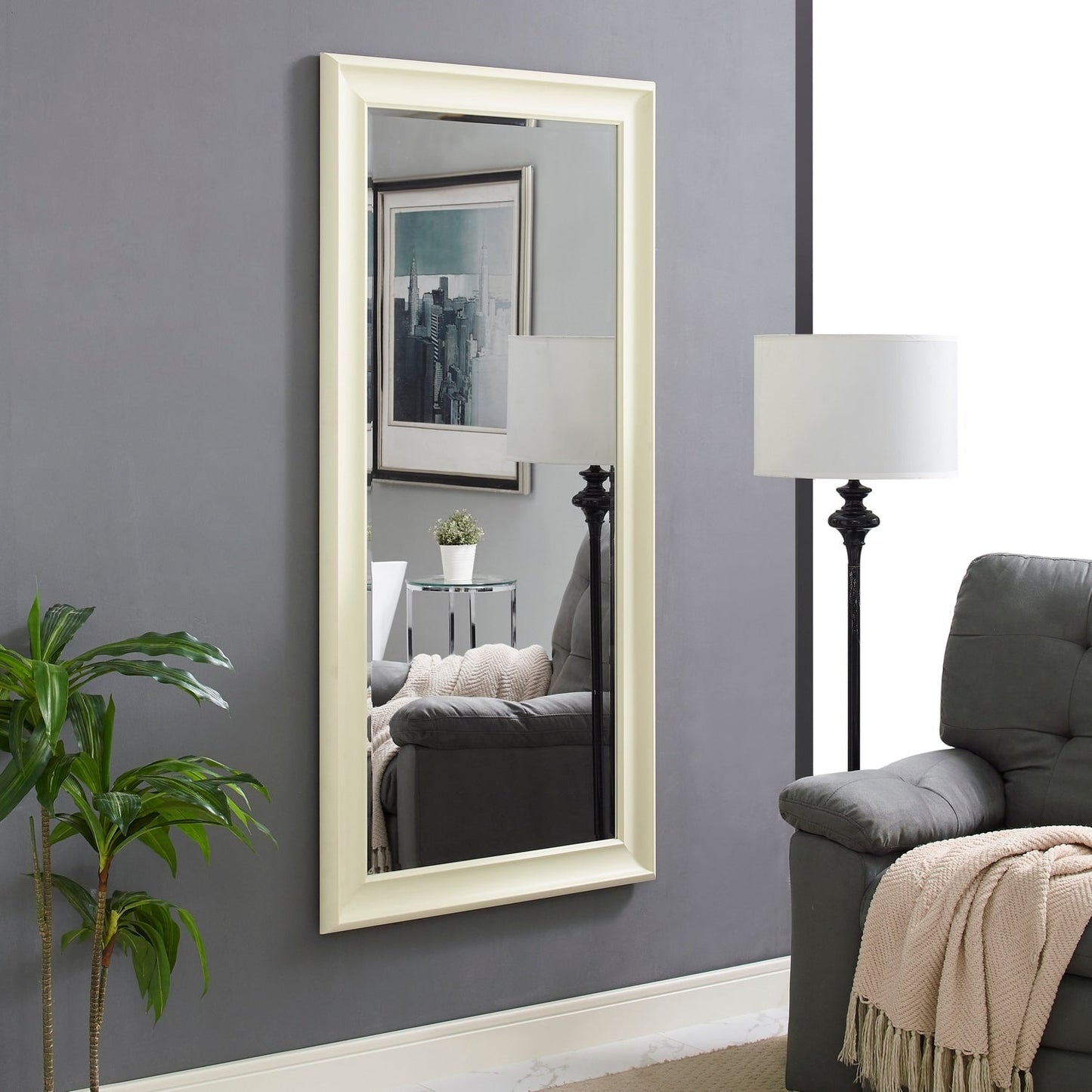 Grand miroir, miroir pleine taille, miroir rectangulaire mural suspendu avec cadre en faux bois lisse.