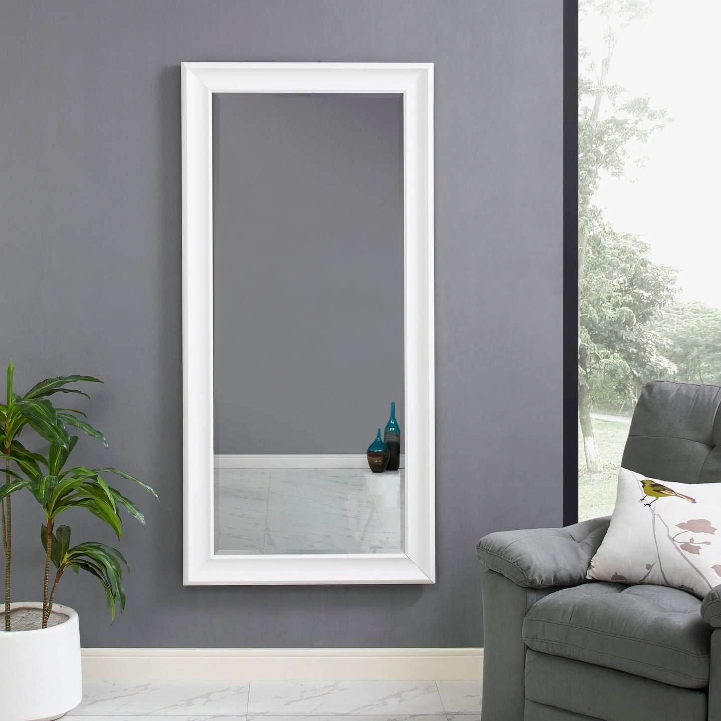 Grand miroir, miroir pleine taille, miroir rectangulaire mural suspendu avec cadre en faux bois lisse.