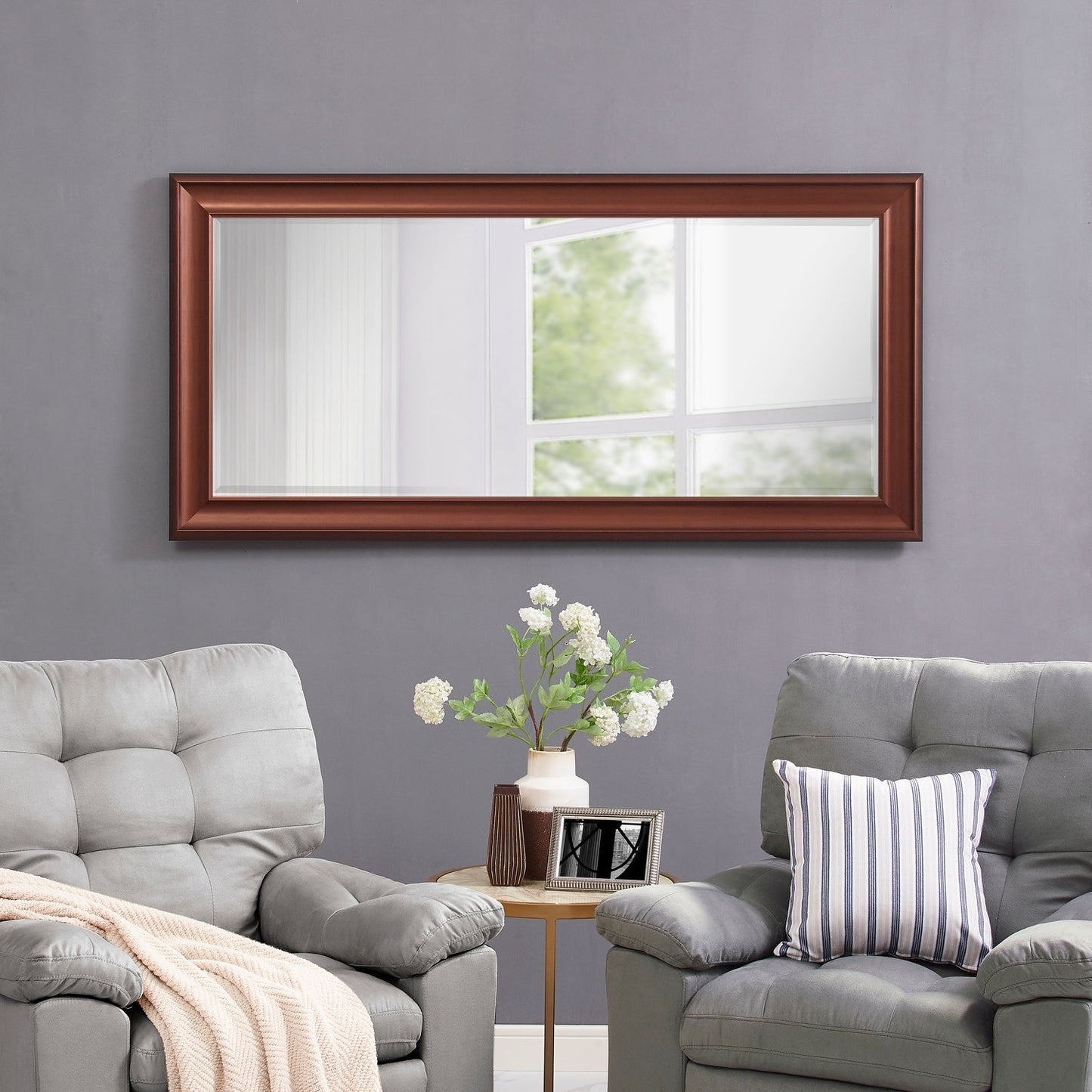 Grand miroir, miroir pleine taille, miroir rectangulaire mural suspendu avec cadre en faux bois lisse.